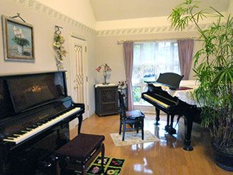 レッスン室１のピアノ。スタインウェイのグランドピアノとリヒテンシュタインのアップライトピアノ